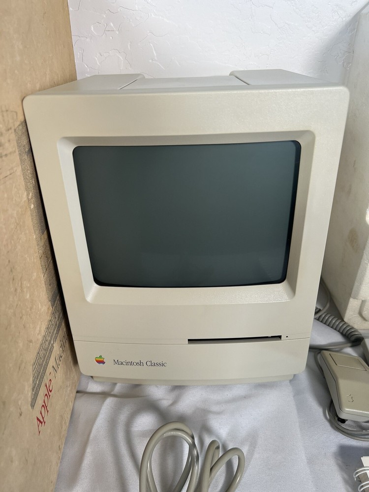 VTG Apple Macintosh Classic Computer Complete w/Box Paperwork Mouse More *READ