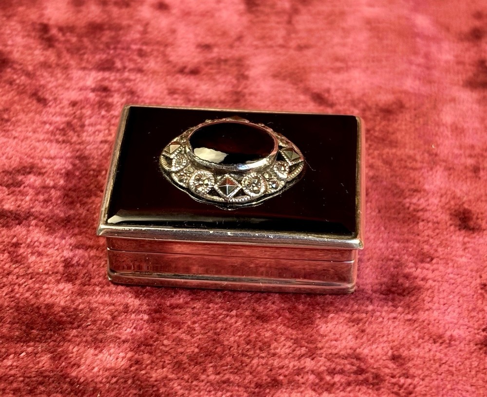A Gorgeous Solid Silver & Onyx Hallmarked Pill Box. Birmingham