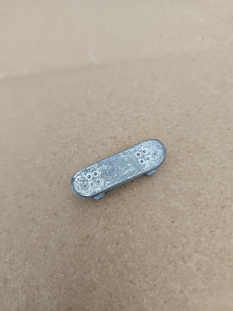 Genuine MONOPOLY Electronic Banking 2009 - Replacement TOKEN. Skateboard
