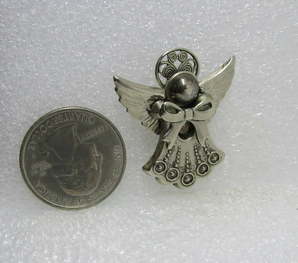 Angel w/ Bow Pin