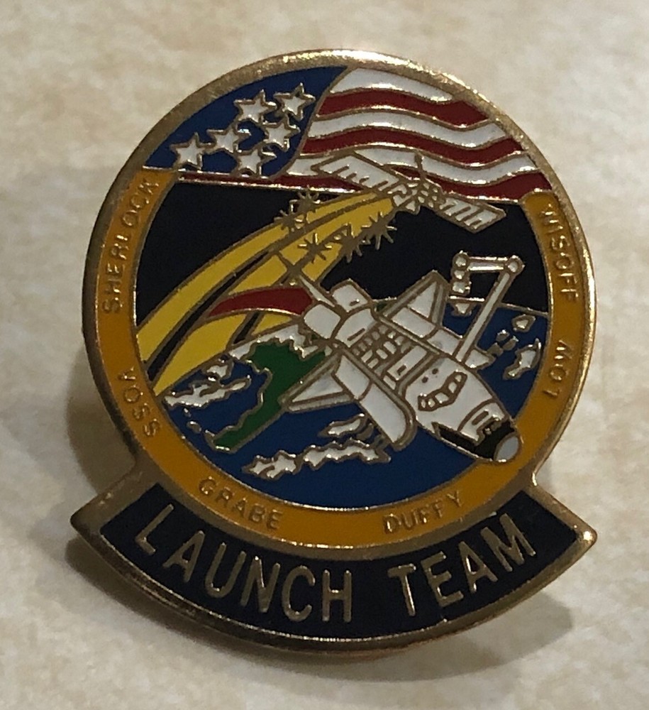 STS-57 SPACE SHUTTLE ENDEAVOUR LAUNCH TEAM PINBACK