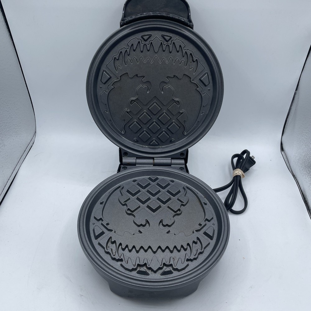 Uncanny Brands Marvel Classic Venom Waffle Maker - TESTED USED