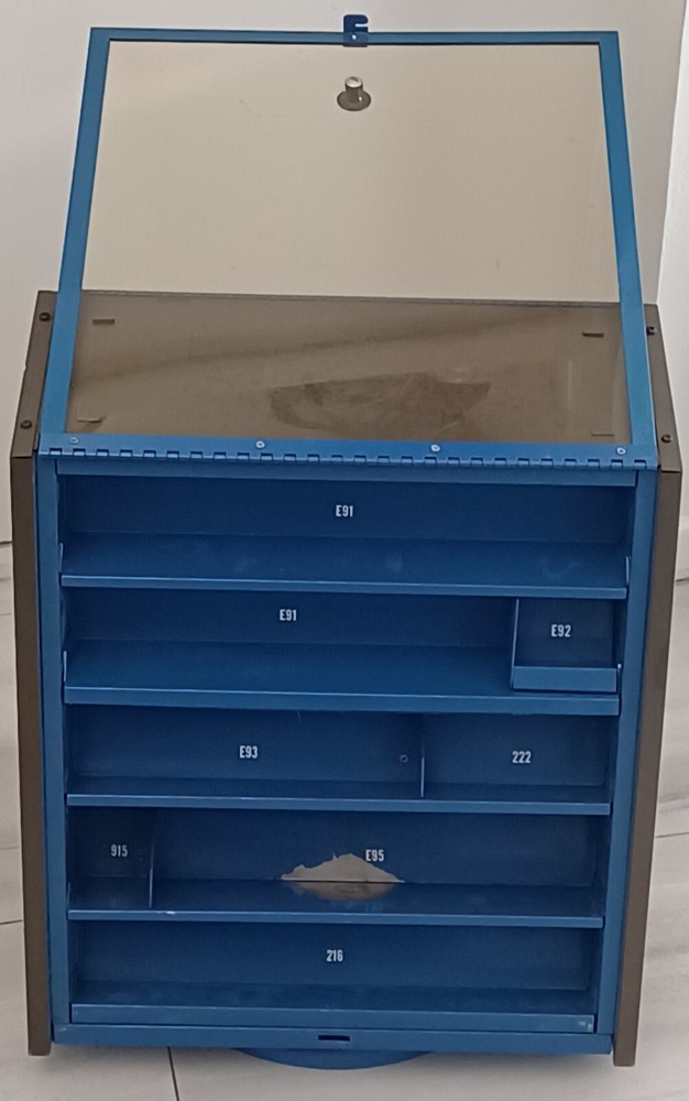 COOL RETRO EVEREADY BATTERY CONTERTOP DISPLAY CASE -ROTATES AND LOCKS
