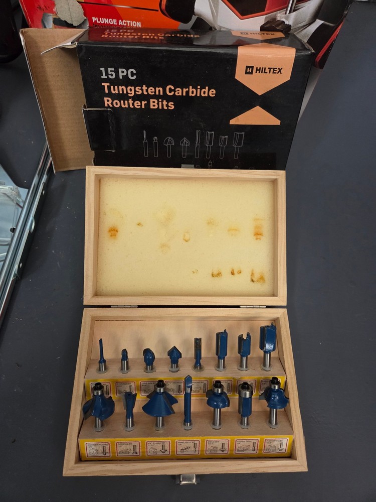 Used Black & Decker RP250 Plunge Router with Bits