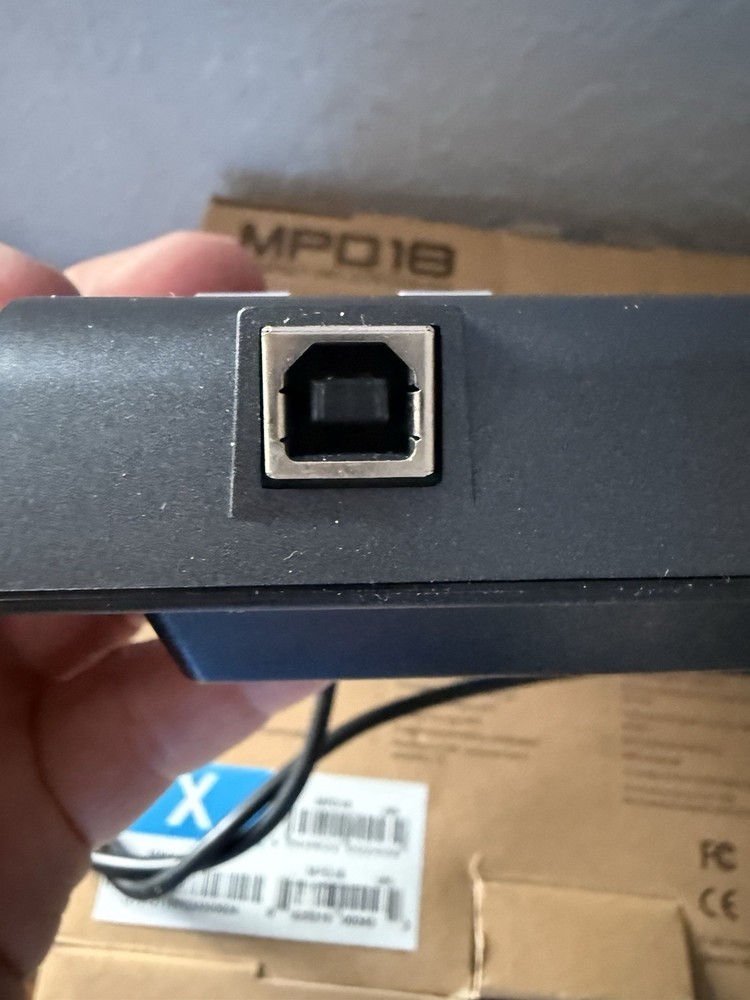 Akai MPD18 USB MIDI Pad Controller 16 MPC Pads w/ Software Disc Tested