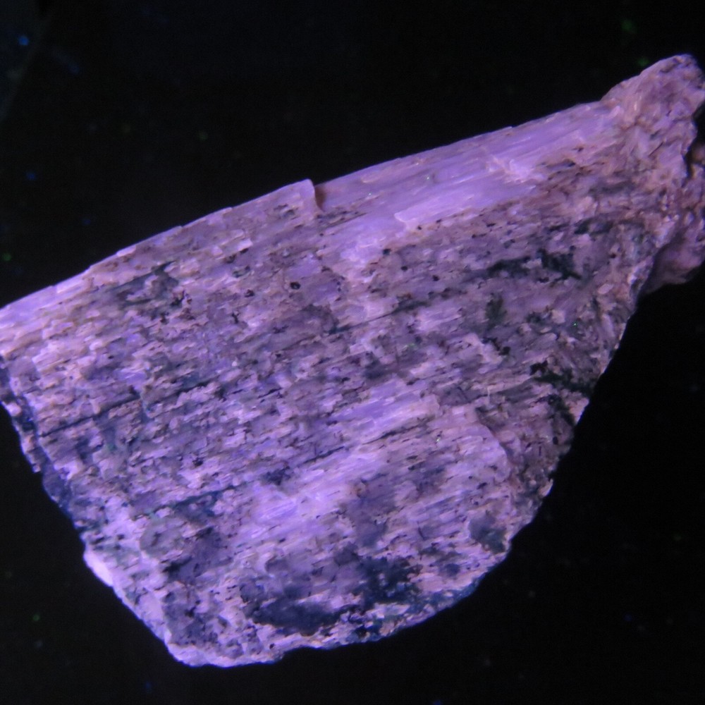 Fluorescent : AGRELLITE - Kipawa River Complex , Temiscamingue , Quebec