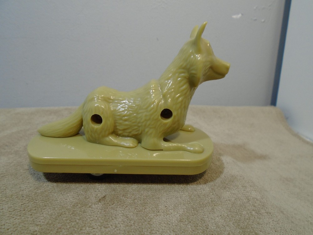 PLASTIC ROLLING PULL BACK FRICTION DOG FIGURE UNBRANDED (MA1543)