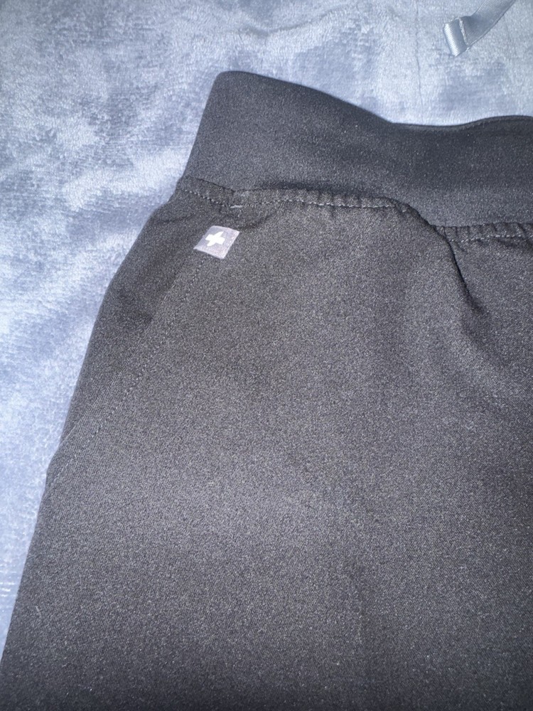 MINT CONDITION SCRUB SET!! Size L Top- W/FIG PANTS Size (M)