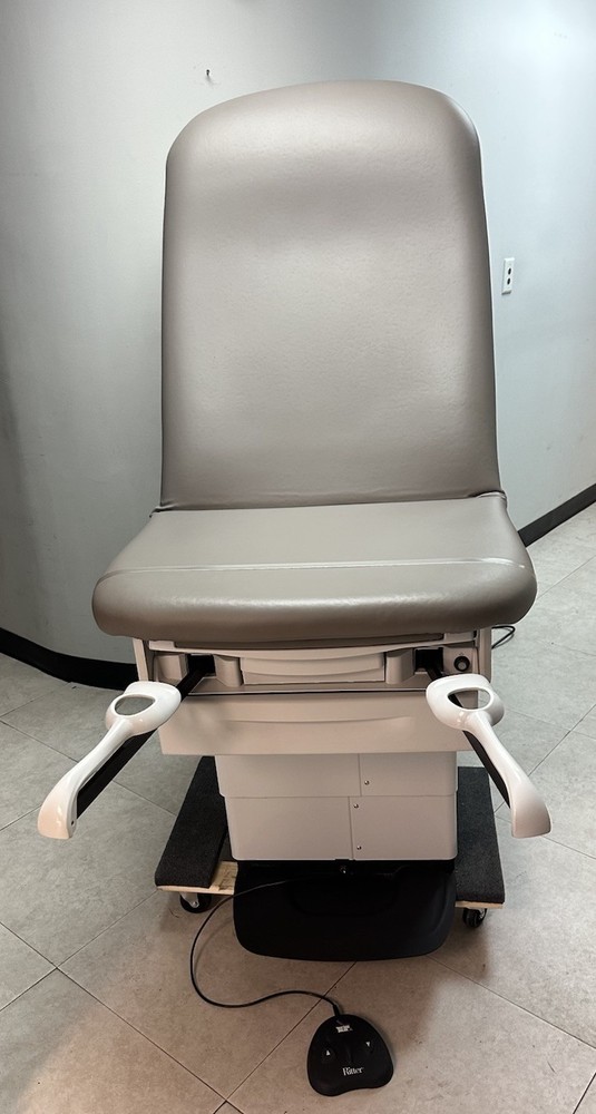 Midmark 224 Power Hi-Low Exam Table with Foot Control