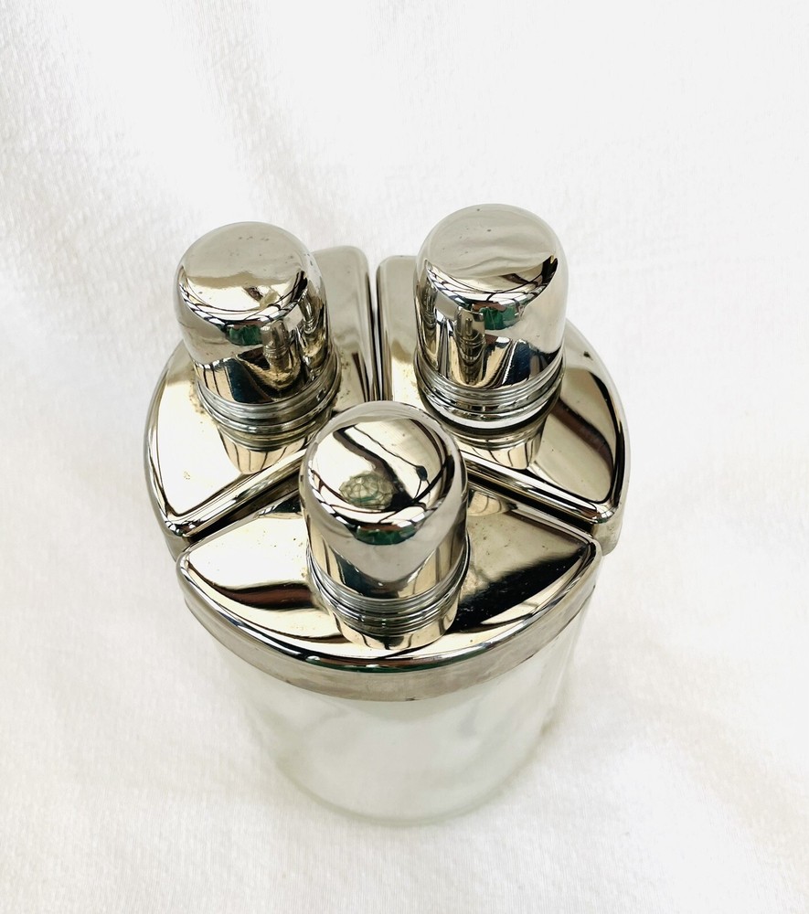 SPLENDID HUNTING STIRRUP CUP CASE WITH THREE SILVER PLATE MOUNTED FLASKS.