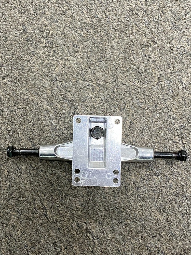 Preowned Silver 139mm(8") Skateboard Trucks