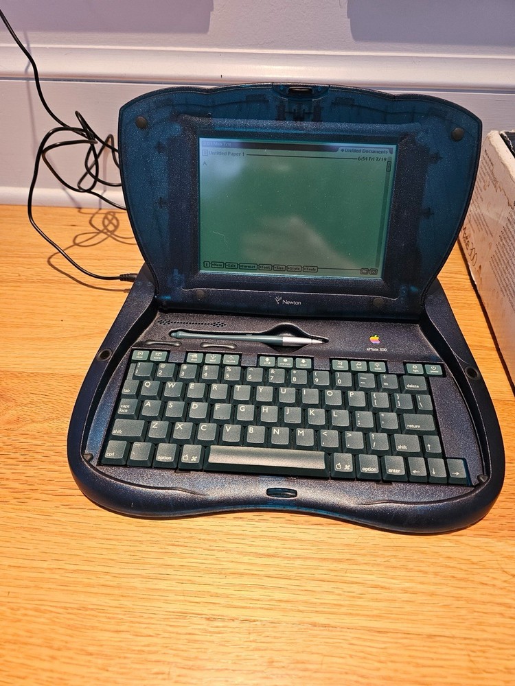 Apple Newton eMate 300 Computer Complete In Box