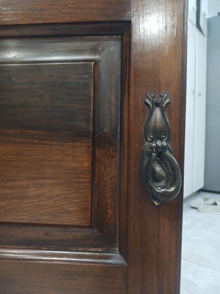 Walnut Antique Sideboard Buffet Cabinet 2 Doors With Lock On Casters