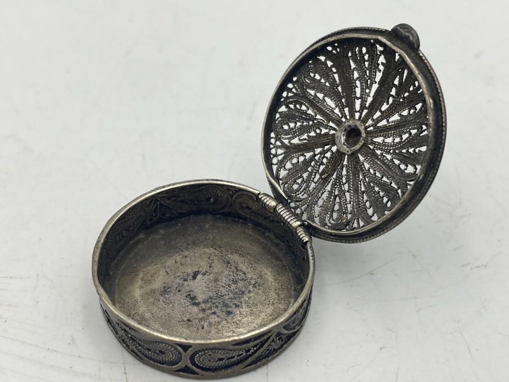 ANTIQUE SILVER FILIGREE round shape BOX compact pill Box