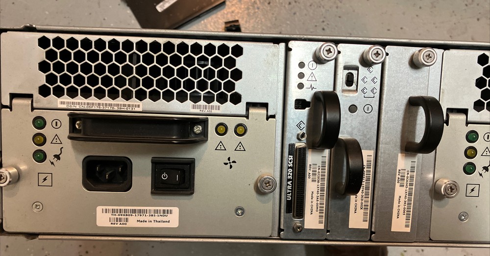Dell PowerVault 220S AMP01 14-Bay Disk Array External Storage Enclosure -no HDDs