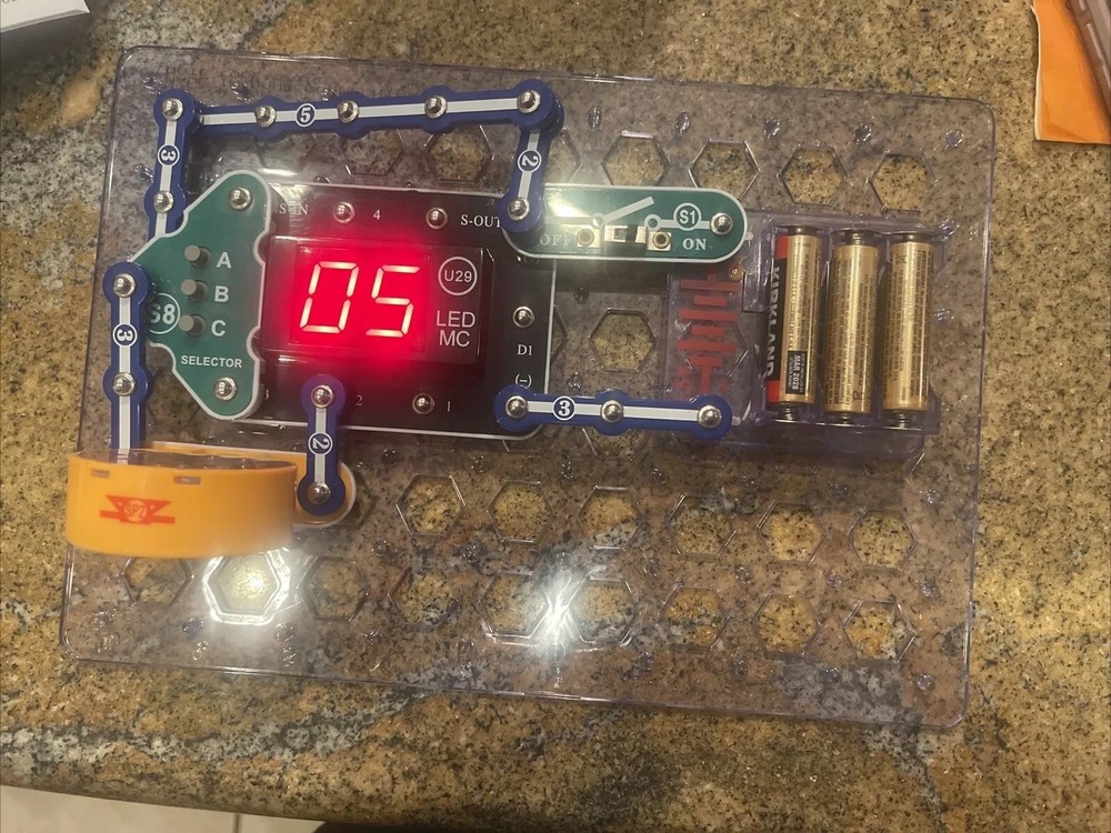 Snap Circuits Arcade 200 Projects Build Electronic Explore Partial Kit STEM READ