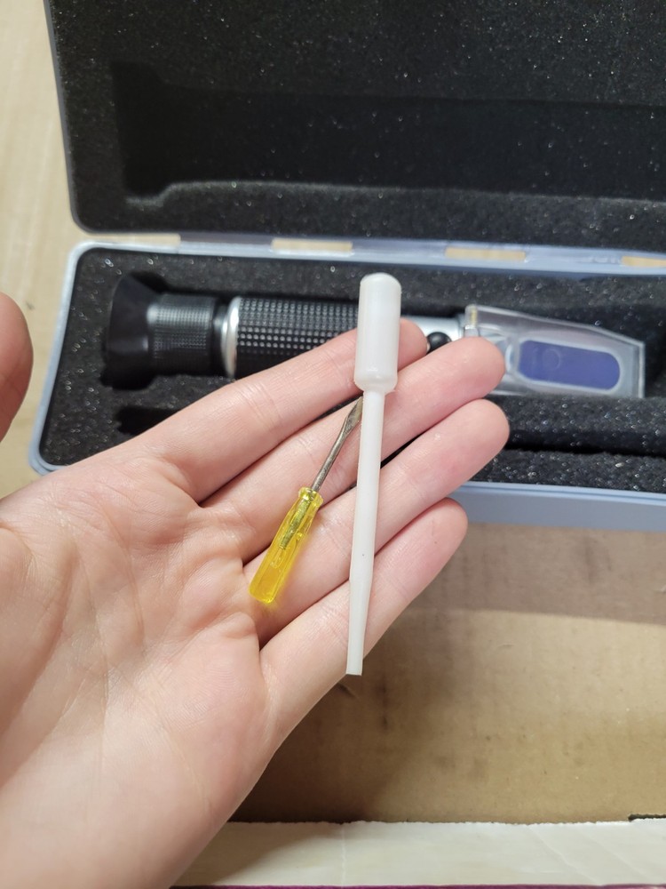 Hand/Portable Refractometer (Features ATC)
