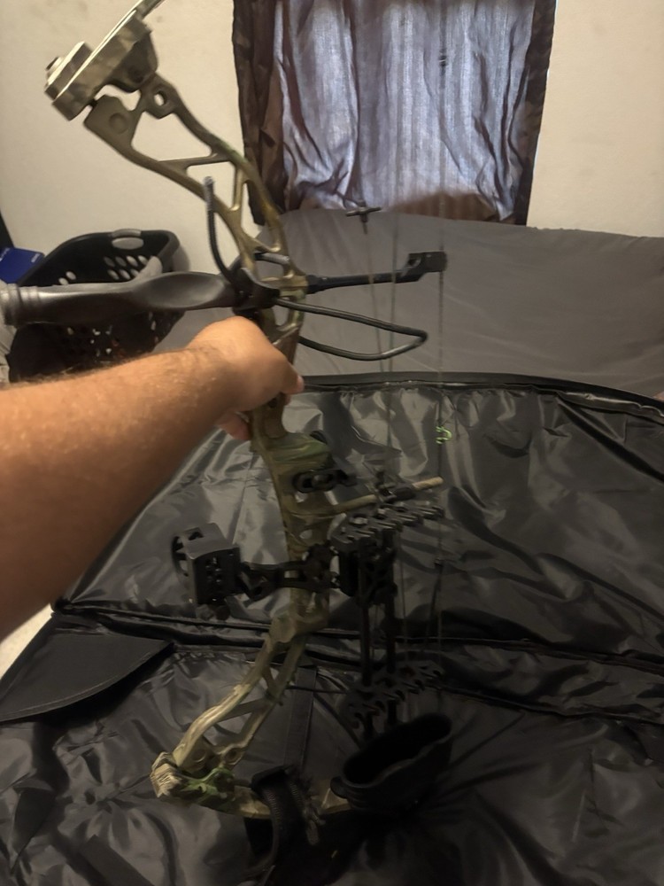 Compound Bow Camouflage Black Right Hand with Accessories and Case