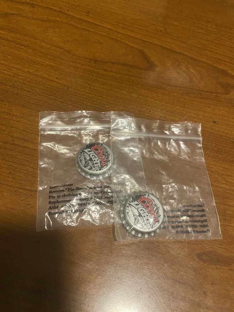 COORS LIGHT BOTTLE CAP AD PIN / BLINKING RED LIGHT