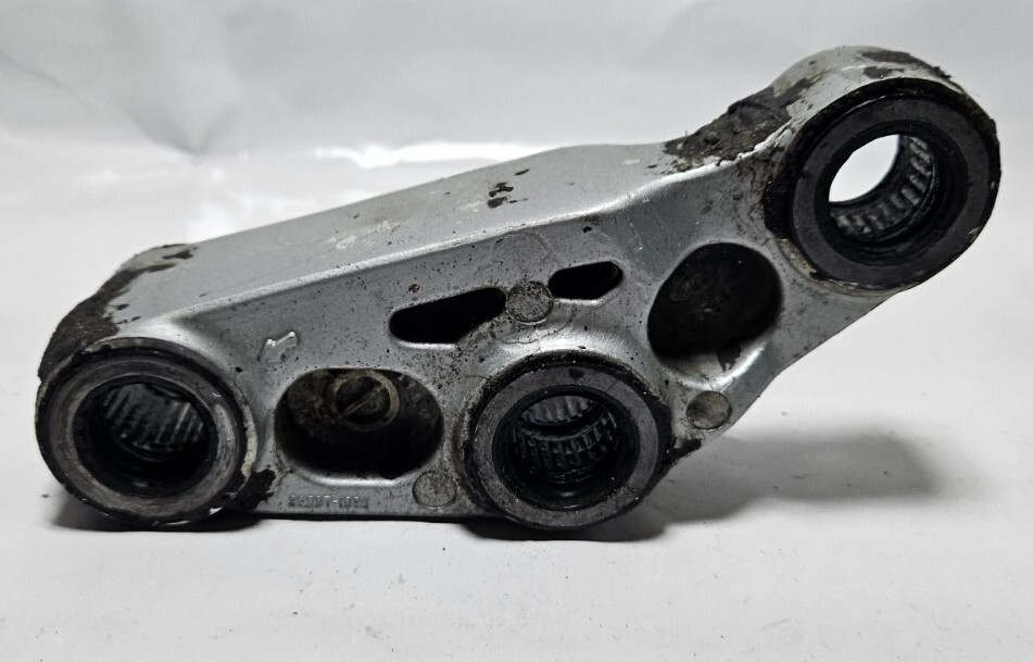 KAWASAKI GTR 1000 ZGT00A SHOCK ABSORBER MOUNT 1994-2004