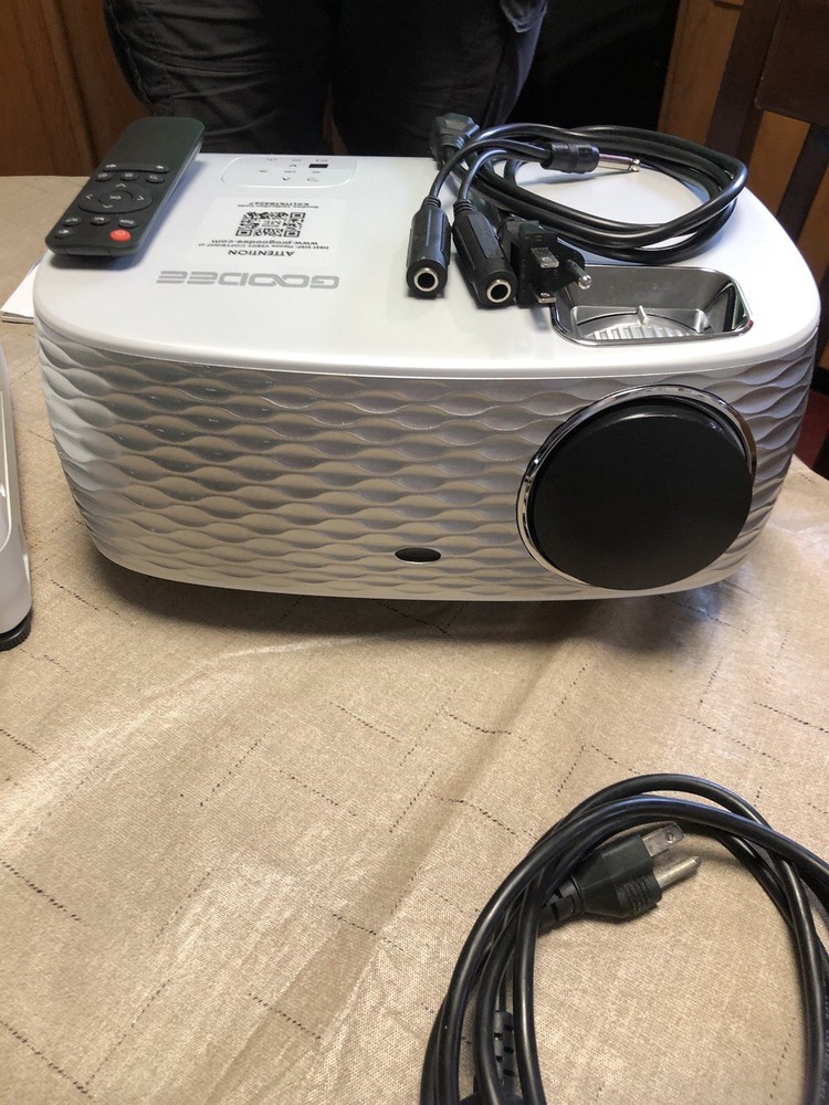 Goodee HD projector With Remote And Connection Cords