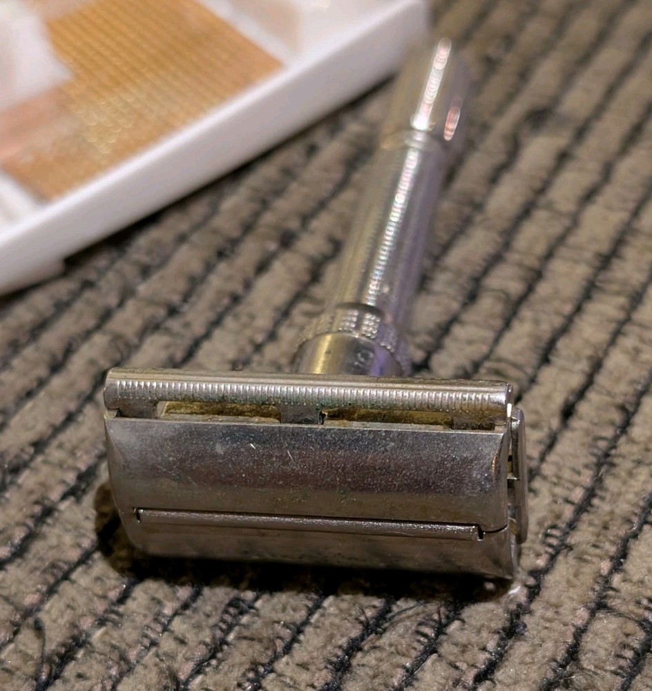 Gillette SLIM Handle Adjustable Razor - TTO - L-2 - 1966 Model - With Case