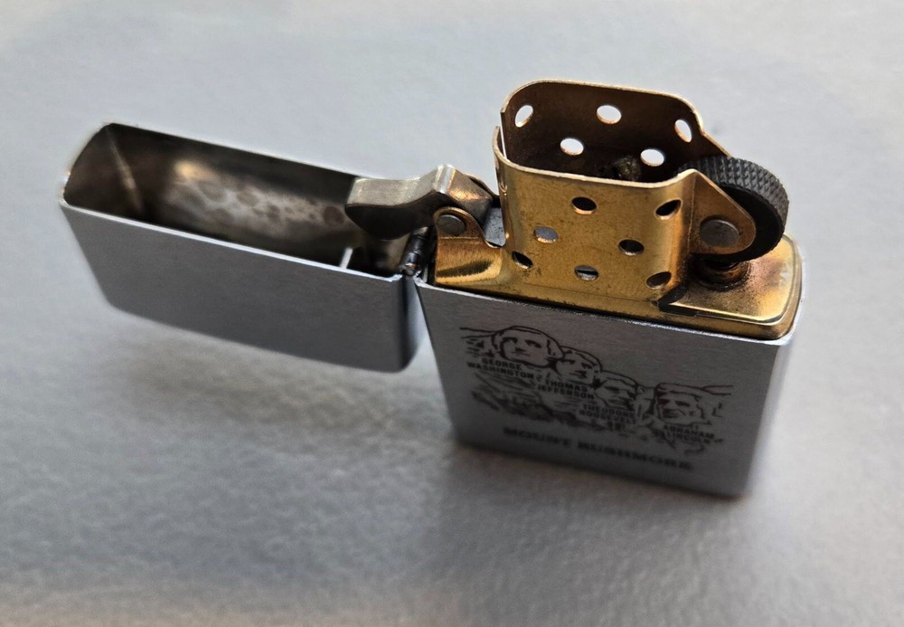 ZIPPO MOUNT RUSHMORE 1992 LIGHTER