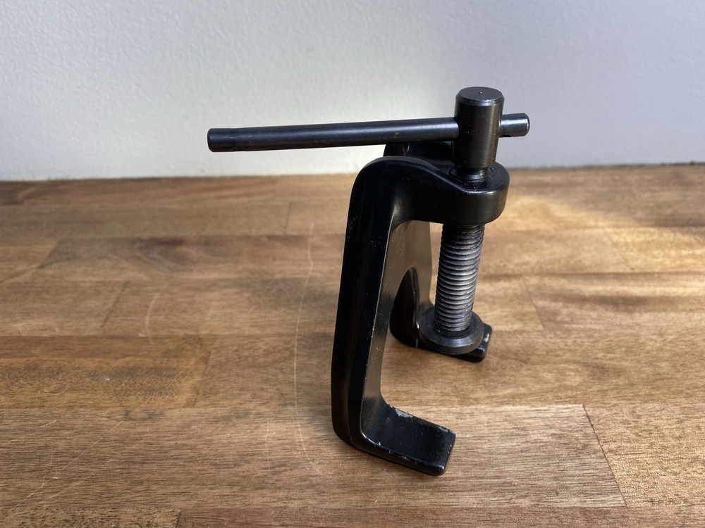 REDDING DOUBLE "C" CLAMP FOR POWDER MEASURES - RELOADING
