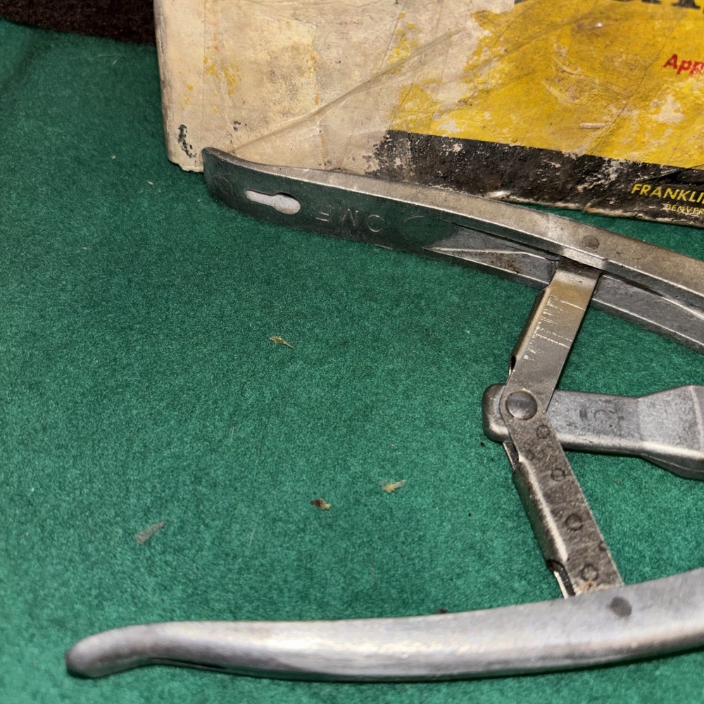 Vtg Casta-Ringer Castrator Tool w/ box
