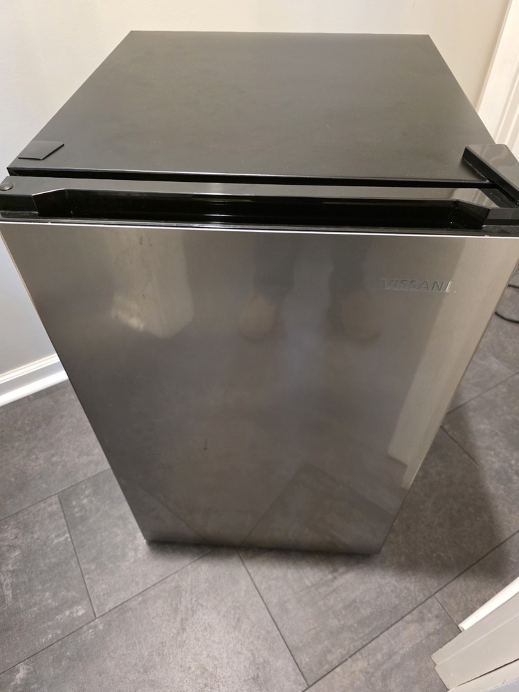 Mini fridge Total Capacity (cu. ft.): 4.3 cu ft