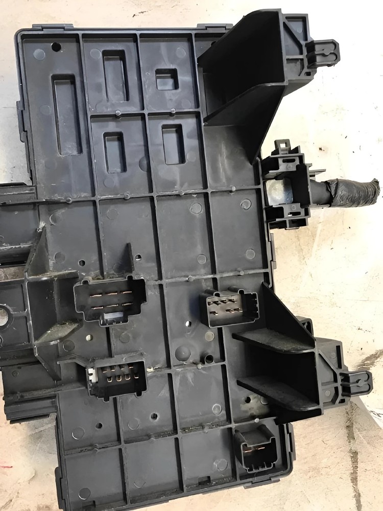 2003-2004 Ford Expedition Engine Fuse Box Assembly OEM
