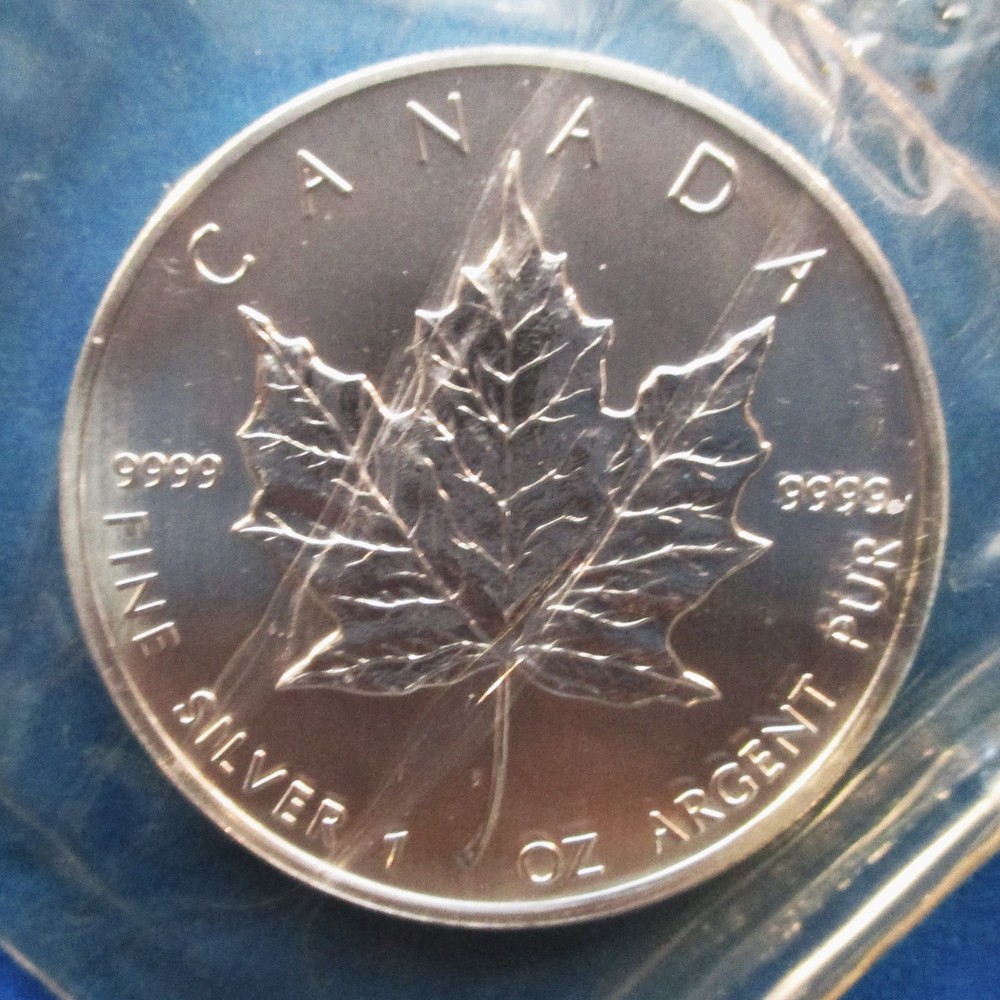 2004 SILVER MAPE LEAF CANADA FIVE DOLLAR COIN. IN CELLO. UNCIRCULATED.