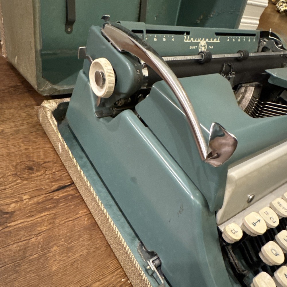 Underwood Universal Quiet Tab Portable Typewriter Blue