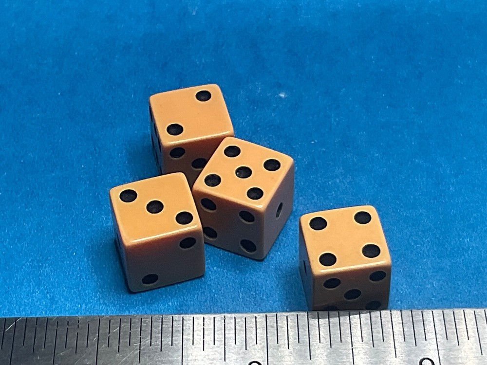 SET OF 4————- BAKELITE DICE———B-90