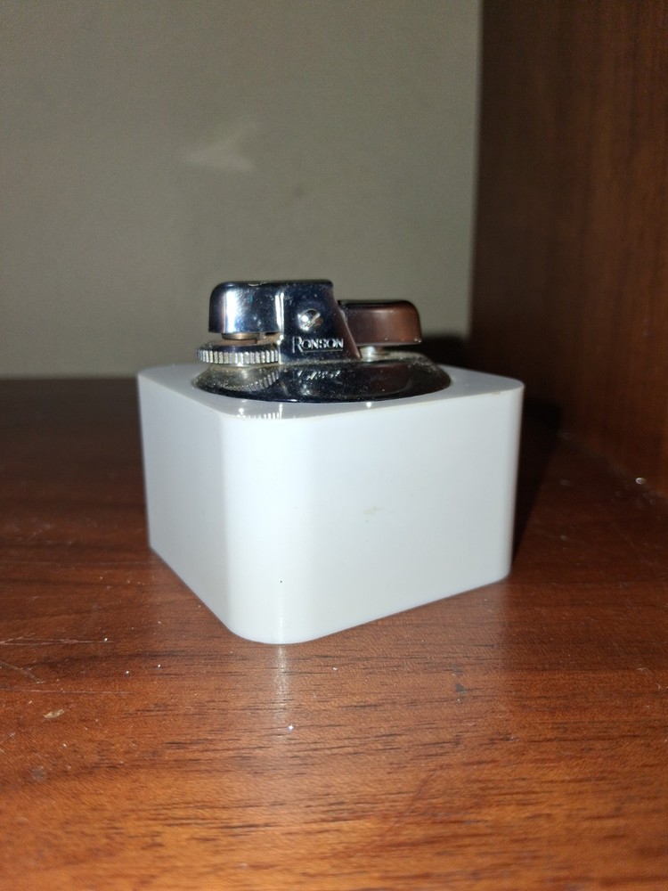 Vintage Ronson Varaflame White Square Table Lighter READ