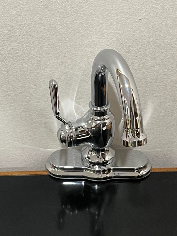 Single Handle Bathroom Faucet in Chrome Finish