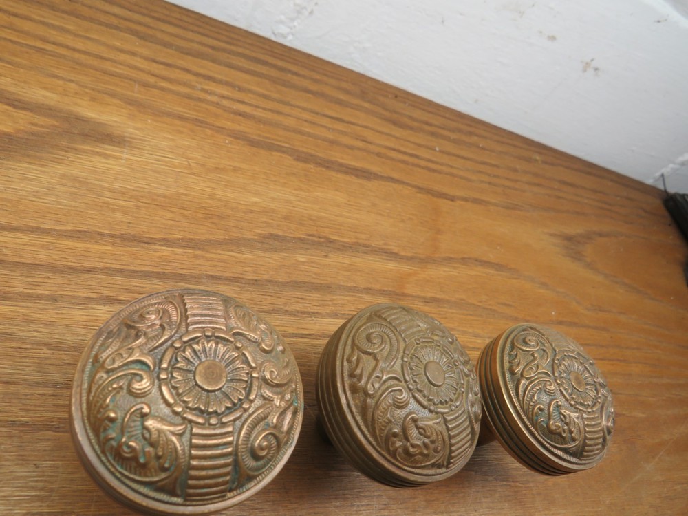 3 OLDDOOR KNOBS & ESCUTCHEON
