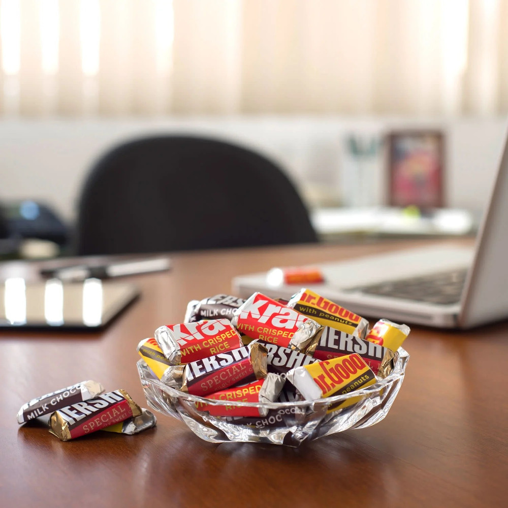 Hershey's Miniatures Assorted Chocolate Candy, Party Pack 35.9 oz