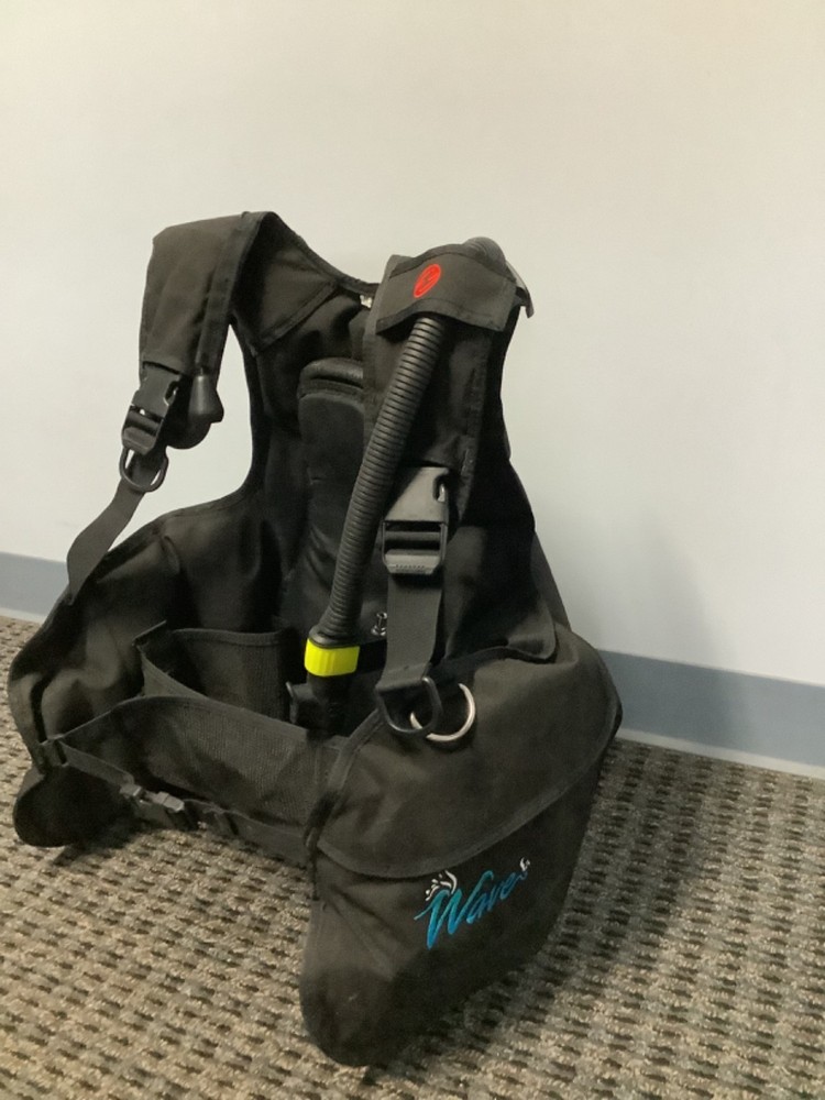 Aqualung Wave BCD Size Medium. Used