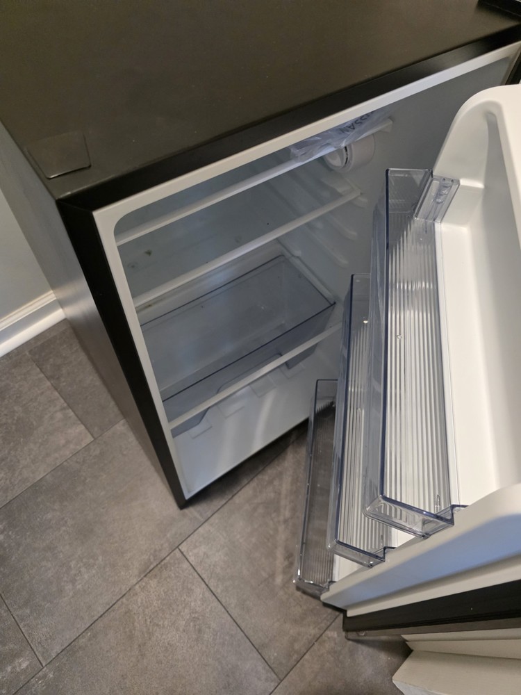 Mini fridge Total Capacity (cu. ft.): 4.3 cu ft