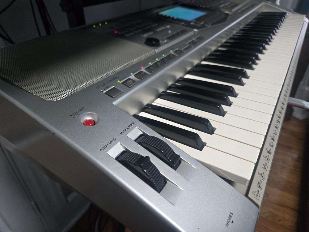 Instruments  psr2100 yamaha