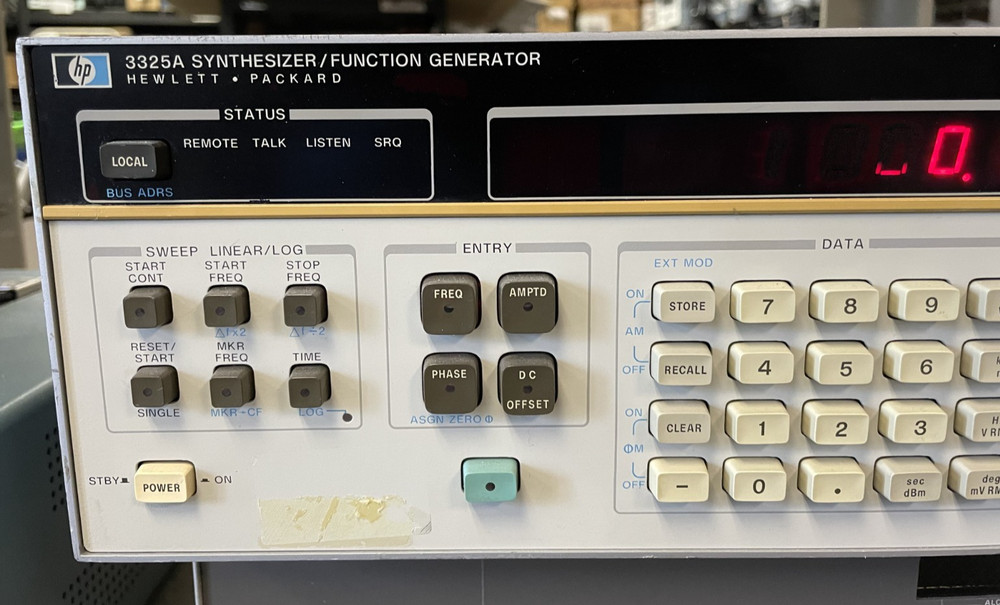 HP Hewlett Packard Synthesizer Function Generator 3325A Two Missing Feet