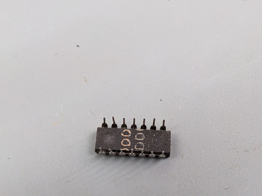 (2) MM5611AN Quad 2-Input NAND ICs