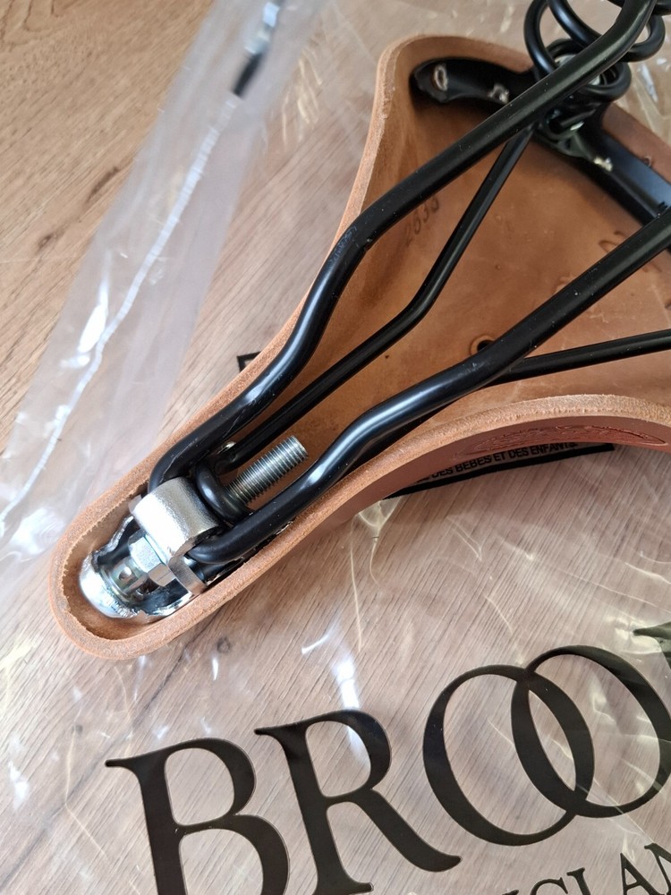 Brooks Flyer Saddle S – Classic Leather Sprung Saddle – NEW