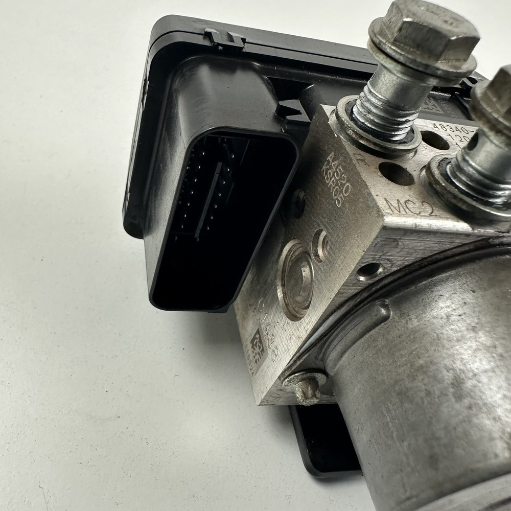 Harley Davidson DYNA Super Glide Custom 2012 ABS pump modulator controller block