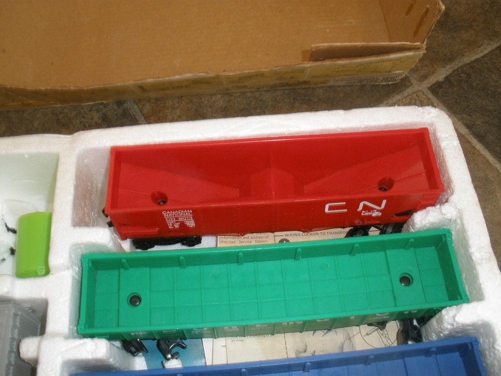VINTAGE LIONEL BLACK DIAMOND EXPRESS TRAIN SET IN BOX (UNTESTED)