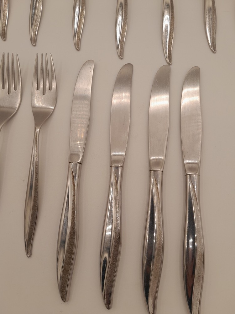 ONEIDACRAFT DELUXE TEXTURA 17 Pc STAINLESS FLATWARE GLOSSY & TEXTURED HANDLE