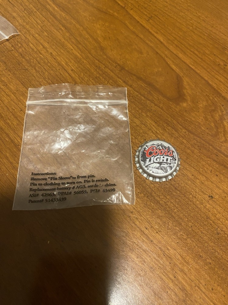 COORS LIGHT BOTTLE CAP AD PIN / BLINKING RED LIGHT