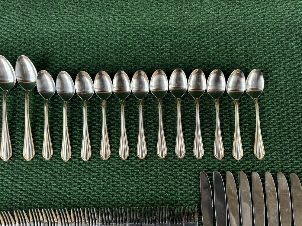 Hampton Silversmiths HSV209 Gold Accent Beaded Flatware 68 Pieces