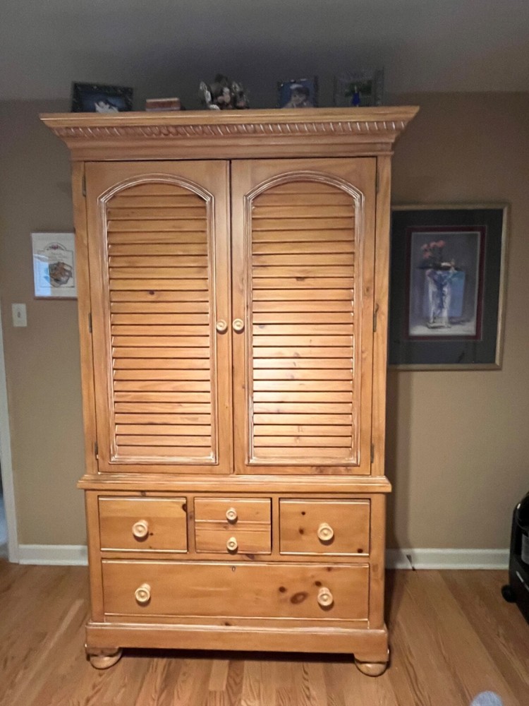COLONIAL SOLID PINE ARMOIRE/TV 